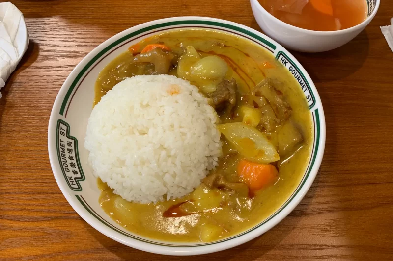 「香港食通街」の「牛バラと牛すじのカレーライス」