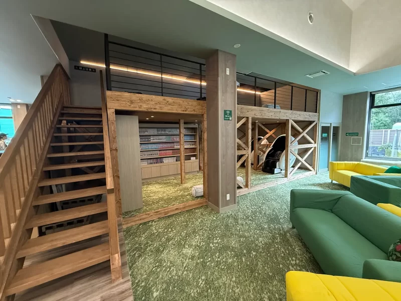 広々として清潔感のあるYUBUNE SAUNA PARKの店内。