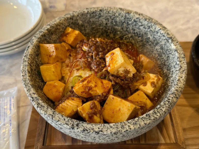 YUBUNE SAUNA PARKのレストランの麻婆丼